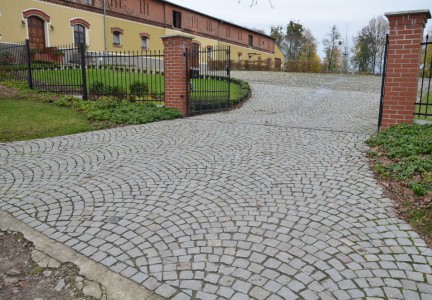 Bělá - dlažební kostky